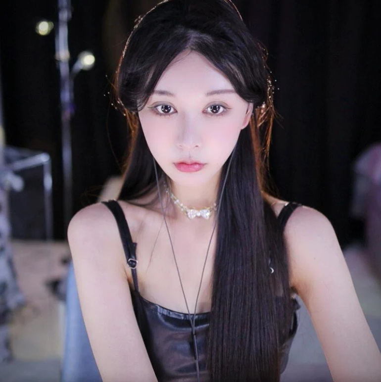 ストリップチャット（Stripchat）のBella-999のプロフィール情報